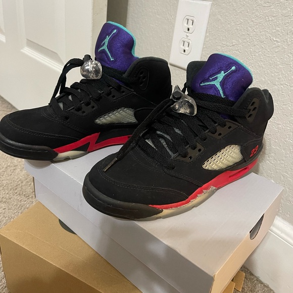 Jordan’s 4.5 Y - Picture 2 of 3